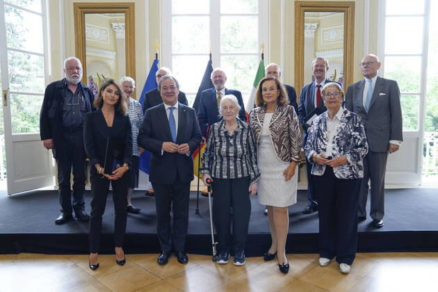 News Themen der Woche KW26 News Bilder des Tages News Bilder des Tages Verleihung des Landesverdienstorden NRW durch Armin Laschet Aktuell, 28.06.2021, Duesseldorf, Armin Laschet Ministerpraesident von Nordrhein-Westfalen im Gruppenbild mit allen Preistraegern des Landesverdientsorden auf Schloss Eller in Duesseldorf. Duesseldorf Nordrhein-Westfalen Deutschland