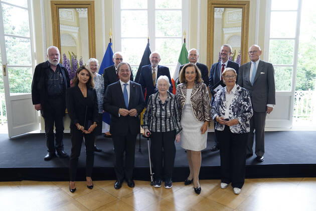 Verleihung des Landesverdienstorden NRW durch Armin Laschet Aktuell, 28.06.2021, Duesseldorf, Armin Laschet Ministerpraesident von Nordrhein-Westfalen im Gruppenbild mit allen Preistraegern des Landesverdientsorden auf Schloss Eller in Duesseldorf. Duesseldorf Nordrhein-Westfalen Deutschland