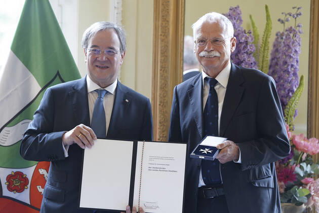 Verleihung des Landesverdienstorden NRW durch Armin Laschet Aktuell, 28.06.2021, Duesseldorf, Armin Laschet Ministerpraesident von Nordrhein-Westfalen, CDU Vorsitzender und Kanzlerkandidat verleiht den Landesverdienstorden des Landes NRW an Dr. Prof. Dr. Ernst-Andreas Ziegler, Wuppertal (Der Initiator mehrerer Staedtepartnerschaften zwischen Wuppertal und Staedten in Israel und jenseits des damaligen Eisernen Vorhangs hat sich durch sein langjaehriges soziales Engagement und vor allem als Gruender der bundesweit einmaligen Junior-Uni in Wuppertal verdient gemacht. Vor allem Maedchen und junge Frauen werden hier für Naturwissenschaften begeistert Duesseldorf Nordrhein-Westfalen Deutschland
