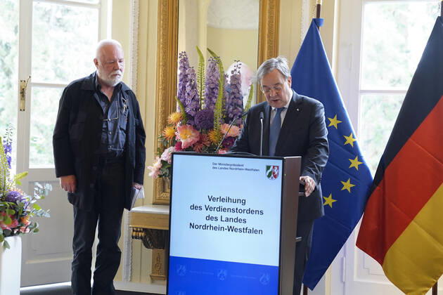 Verleihung des Landesverdienstorden NRW durch Armin Laschet Aktuell, 28.06.2021, Duesseldorf, Armin Laschet Ministerpraesident von Nordrhein-Westfalen, CDU Vorsitzender und Kanzlerkandidat verleiht den Landesverdienstorden des Landes NRW an Otmar Alt aus Hamm, den international bekannter Kuenstler fuer die Stiftung um die Foerderung junger Kuenstlerinnen und Kuenstler Duesseldorf Nordrhein-Westfalen Deutschland