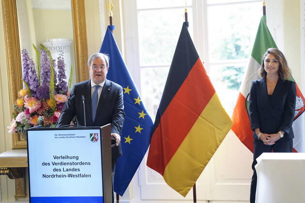 Verleihung des Landesverdienstorden NRW durch Armin Laschet Aktuell, 28.06.2021, Duesseldorf, Armin Laschet Ministerpraesident von Nordrhein-Westfalen, CDU Vorsitzender und Kanzlerkandidat verleiht den Landesverdienstorden des Landes NRW an Nazan Eckes ausKoeln, die Fernsehmoderatorin und Publizistin ist Tochter tuerkischer Einwanderer und engagiert sich seit vielen Jahren in zahlreichen Verbaenden, Initiativen und Projekten fuer bessere Bildungschancen von Kindern und junger Menschen sowie für Fluechtlingsfamilien und die Vorsorge von Krebserkrankungen . Duesseldorf Nordrhein-Westfalen Deutschland