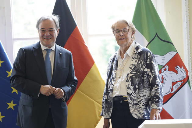 Verleihung des Landesverdienstorden NRW durch Armin Laschet Aktuell, 28.06.2021, Duesseldorf, Armin Laschet Ministerpraesident von Nordrhein-Westfalen, CDU Vorsitzender und Kanzlerkandidat verleiht den Landesverdienstorden des Landes NRW an Dr. Raghilt Berve, Bonn (Regierungspraesidentin von Arnsberg und damit bundesweit die erste Frau, die ein solches Amt bekleidet und ihn ihrem Amt sehr verdient gemacht.) im IDR Schloss Eller in Duesseldorf. Duesseldorf Nordrhein-Westfalen Deutschland