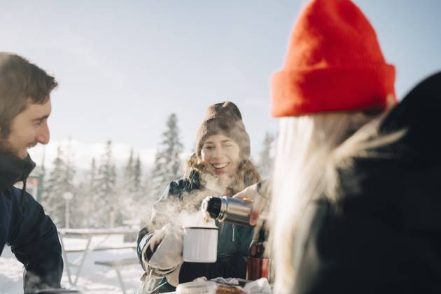 IMAGO Creative: Wintersport, Urlaub IMAGO Creative: Landleben - Essen IMAGO Creative: Landleben - Alfresco, Draußen Young woman pouring coffee for female friend during winter Sweden, ?re, model released Copyright: xMaskotx , MA87021