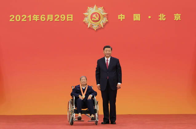 (210629) -- BEIJING, June 29, 2021 -- Chinese President Xi Jinping, also general secretary of the Communist Party of China (CPC) Central Committee and chairman of the Central Military Commission, presents the July 1 Medal, the Party s highest honor, to Ma Maojie at the award ceremony at the Great Hall of the People in Beijing, capital of China, June 29, 2021. The award ceremony of the July 1 Medal was held Tuesday morning at the Great Hall of the People in Beijing. ) CHINA-BEIJING-XI JINPING-JULY 1 MEDAL-AWARD CEREMONY (CN) LixXueren 