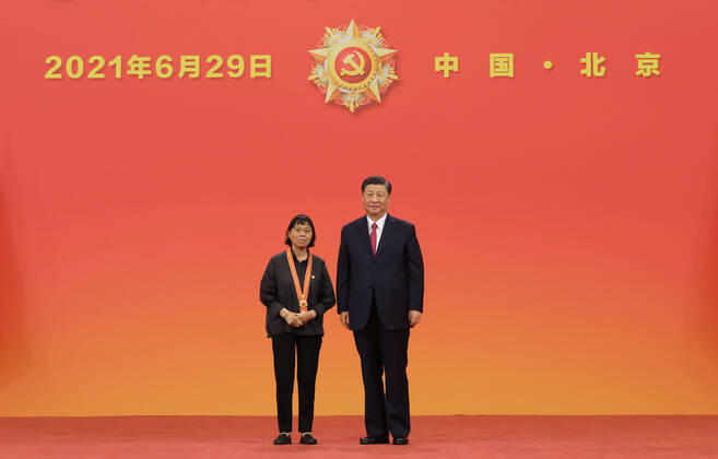 (210629) -- BEIJING, June 29, 2021 -- Chinese President Xi Jinping, also general secretary of the Communist Party of China (CPC) Central Committee and chairman of the Central Military Commission, presents the July 1 Medal, the Party s highest honor, to Zhang Guimei at the award ceremony at the Great Hall of the People in Beijing, capital of China, June 29, 2021. The award ceremony of the July 1 Medal was held Tuesday morning at the Great Hall of the People in Beijing. ) CHINA-BEIJING-XI JINPING-JULY 1 MEDAL-AWARD CEREMONY (CN) LixXueren 