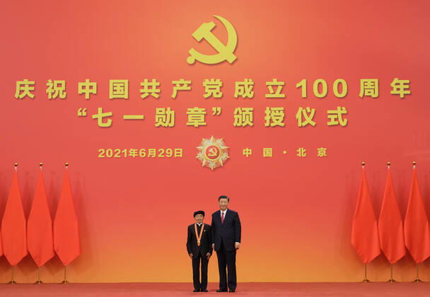 (210629) -- BEIJING, June 29, 2021 -- Chinese President Xi Jinping, also general secretary of the Communist Party of China (CPC) Central Committee and chairman of the Central Military Commission, presents the July 1 Medal, the Party s highest honor, to Huang Dafa at the award ceremony at the Great Hall of the People in Beijing, capital of China, June 29, 2021. The award ceremony of the July 1 Medal was held Tuesday morning at the Great Hall of the People in Beijing. ) CHINA-BEIJING-XI JINPING-JULY 1 MEDAL-AWARD CEREMONY (CN) LixXueren 