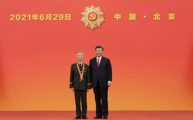 (210629) -- BEIJING, June 29, 2021 -- Chinese President Xi Jinping, also general secretary of the Communist Party of China (CPC) Central Committee and chairman of the Central Military Commission, presents the July 1 Medal, the Party s highest honor, to Cui Daozhi at the award ceremony at the Great Hall of the People in Beijing, capital of China, June 29, 2021. The award ceremony of the July 1 Medal was held Tuesday morning at the Great Hall of the People in Beijing. ) CHINA-BEIJING-XI JINPING-JULY 1 MEDAL-AWARD CEREMONY (CN) LixXueren 