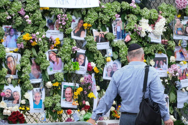 Bilder des Jahres 2021, News 06 Juni News Bilder des Tages People pay their respects at a make-shift memorial for victims of a partial building collapse, outside St. Joseph Catholic Church in Surfside, Florida on Wednesday, June 30, 2021. News reports said that 16 people have died and over 147 others were missing in the collapse.  MIA20210630130 GARYxIxROTHSTEIN