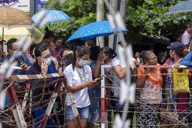 Bilder des Jahres 2021, News 06 Juni News Bilder des Tages June 30, 2021, Yangon, Myanmar: Relatives wait in front of Insein prison for the release of prisoners who were arrested since the February military coup. .Myanmar s military detained State Counsellor of Myanmar Aung San Suu Kyi on February 01, 2021 and declared a state of emergency while seizing the power in the country for a year after losing the election against the National League for Democracy Yangon Myanmar - ZUMAs197 20210630_zaa_s197_095 Copyright: xSantoshxKrlx