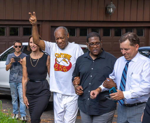 Bilder des Jahres 2021, News 06 Juni Entertainment Bilder des Tages June 30, 2021, Elkins Park, Pennsylvania, USA: BILL COSBY walks out to the media outside of his Elkins Park, Pennsylvania home Wednesday after the Pennsylvania Supreme Court overturned his sexual assault conviction. His lawyers and family friends addressed the media. He did not speak Elkins Park USA - ZUMAr23_ 20210630_znp_r23_008 Copyright: xJimxZ.xRiderx