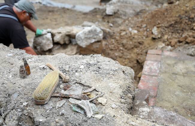 Bilder des Jahres 2021, News 06 Juni Oberkirche Bad Frankenhausen 30.06.2021 , Bad Frankenhausen, Oberkirche, bei Umgestaltungsarbeiten wurden durch das Thüringer Landesamt für Denkmalschutz und Archäologie Grüften aus dem 18.Jahrhundert freigelegt, heute werden Zwischenstände der Untersuchungen präsentiert im Bild: Fundstücke, im Hintergrund wird weiteres freigelegt