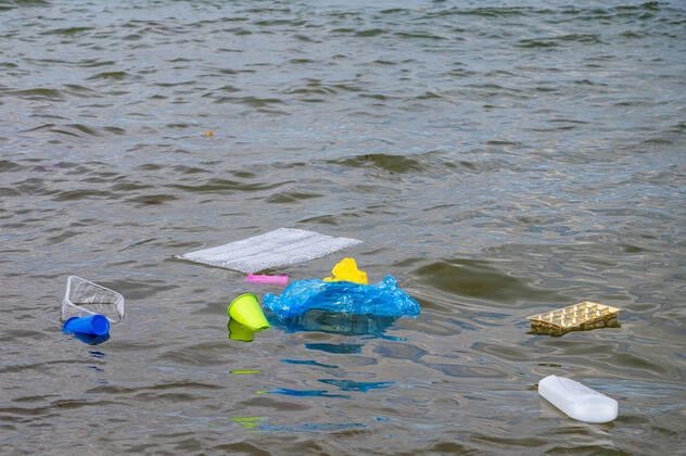Kiel, Plastikmüll am Strand. Ab dem 3. Juli 2021 tritt die europaweite Verordnung zum Verbot von Einwegkunststoffprodukten in Kraft. Durch die neue Verordnung soll der Gebrauch von Wegwerfprodukten und die Vermüllung der Weltmeere gestoppt werden.