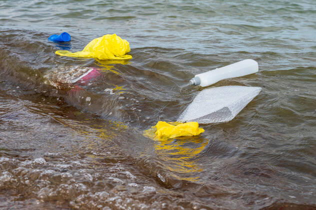 Kiel, Plastikmüll am Strand. Ab dem 3. Juli 2021 tritt die europaweite Verordnung zum Verbot von Einwegkunststoffprodukten in Kraft. Durch die neue Verordnung soll der Gebrauch von Wegwerfprodukten und die Vermüllung der Weltmeere gestoppt werden.