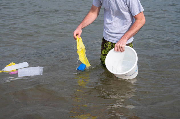 Kiel, Plastikmüll am Strand. Ab dem 3. Juli 2021 tritt die europaweite Verordnung zum Verbot von Einwegkunststoffprodukten in Kraft. Durch die neue Verordnung soll der Gebrauch von Wegwerfprodukten und die Vermüllung der Weltmeere gestoppt werden.