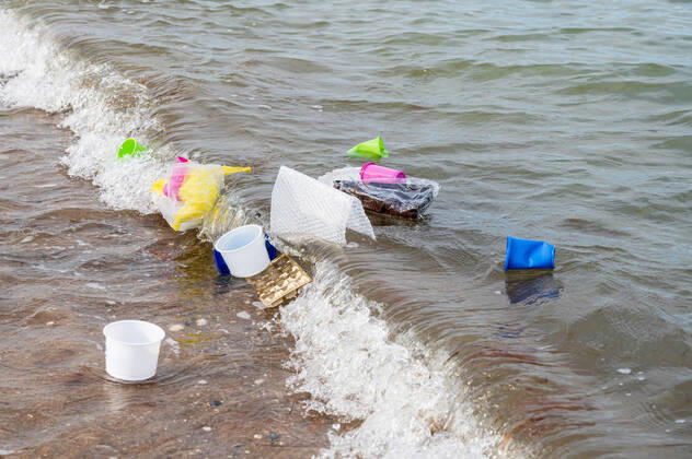 Kiel, Plastikmüll am Strand. Ab dem 3. Juli 2021 tritt die europaweite Verordnung zum Verbot von Einwegkunststoffprodukten in Kraft. Durch die neue Verordnung soll der Gebrauch von Wegwerfprodukten und die Vermüllung der Weltmeere gestoppt werden.