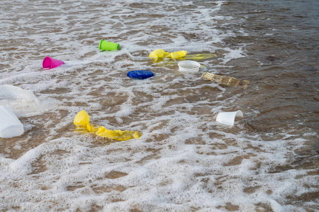 Kiel, Plastikmüll am Strand. Ab dem 3. Juli 2021 tritt die europaweite Verordnung zum Verbot von Einwegkunststoffprodukten in Kraft. Durch die neue Verordnung soll der Gebrauch von Wegwerfprodukten und die Vermüllung der Weltmeere gestoppt werden.