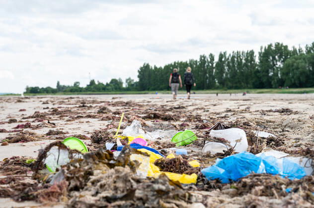 Kiel, Plastikmüll am Strand. Ab dem 3. Juli 2021 tritt die europaweite Verordnung zum Verbot von Einwegkunststoffprodukten in Kraft. Durch die neue Verordnung soll der Gebrauch von Wegwerfprodukten und die Vermüllung der Weltmeere gestoppt werden.