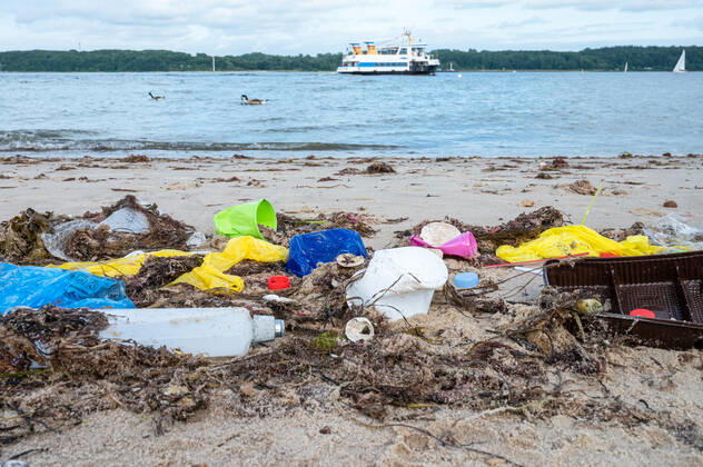 Kiel, Plastikmüll am Strand. Ab dem 3. Juli 2021 tritt die europaweite Verordnung zum Verbot von Einwegkunststoffprodukten in Kraft. Durch die neue Verordnung soll der Gebrauch von Wegwerfprodukten und die Vermüllung der Weltmeere gestoppt werden.
