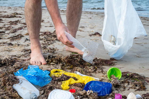 Kiel, Plastikmüll am Strand. Ab dem 3. Juli 2021 tritt die europaweite Verordnung zum Verbot von Einwegkunststoffprodukten in Kraft. Durch die neue Verordnung soll der Gebrauch von Wegwerfprodukten und die Vermüllung der Weltmeere gestoppt werden.