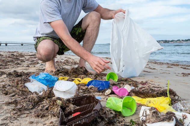 Kiel, Plastikmüll am Strand. Ab dem 3. Juli 2021 tritt die europaweite Verordnung zum Verbot von Einwegkunststoffprodukten in Kraft. Durch die neue Verordnung soll der Gebrauch von Wegwerfprodukten und die Vermüllung der Weltmeere gestoppt werden.
