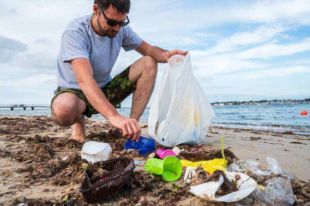 Kiel, Plastikmüll am Strand. Ab dem 3. Juli 2021 tritt die europaweite Verordnung zum Verbot von Einwegkunststoffprodukten in Kraft. Durch die neue Verordnung soll der Gebrauch von Wegwerfprodukten und die Vermüllung der Weltmeere gestoppt werden.