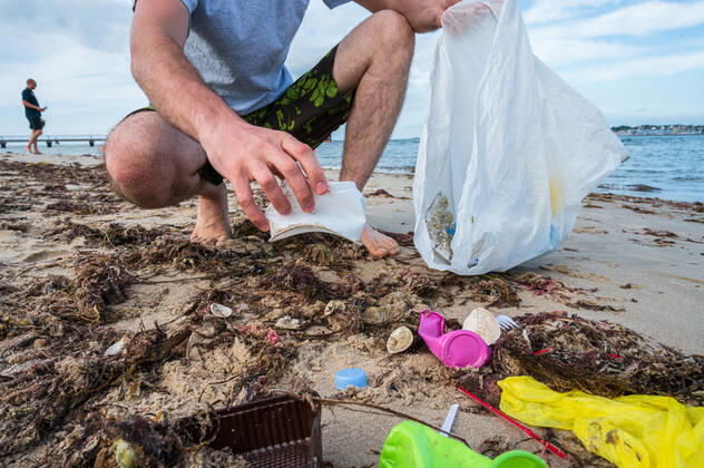Kiel, Plastikmüll am Strand. Ab dem 3. Juli 2021 tritt die europaweite Verordnung zum Verbot von Einwegkunststoffprodukten in Kraft. Durch die neue Verordnung soll der Gebrauch von Wegwerfprodukten und die Vermüllung der Weltmeere gestoppt werden.