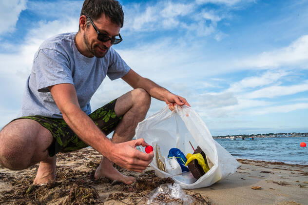 Kiel, Plastikmüll am Strand. Ab dem 3. Juli 2021 tritt die europaweite Verordnung zum Verbot von Einwegkunststoffprodukten in Kraft. Durch die neue Verordnung soll der Gebrauch von Wegwerfprodukten und die Vermüllung der Weltmeere gestoppt werden.