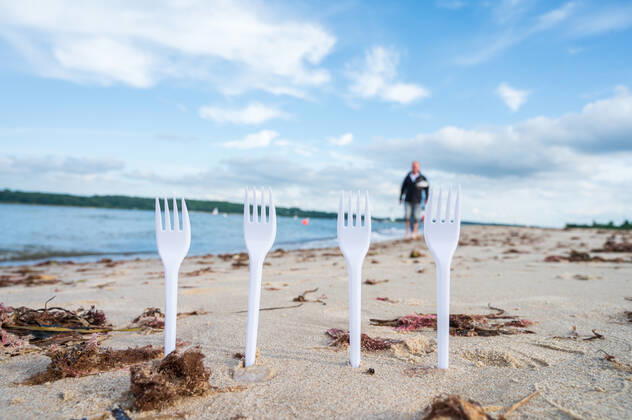 Kiel, Plastikmüll am Strand. Ab dem 3. Juli 2021 tritt die europaweite Verordnung zum Verbot von Einwegkunststoffprodukten in Kraft. Durch die neue Verordnung soll der Gebrauch von Wegwerfprodukten und die Vermüllung der Weltmeere gestoppt werden.