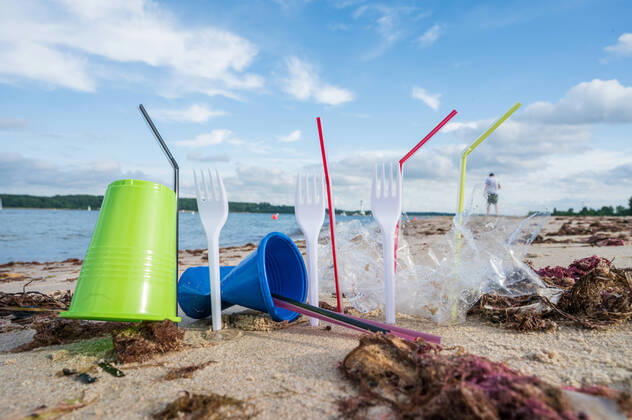 Kiel, Plastikmüll am Strand. Ab dem 3. Juli 2021 tritt die europaweite Verordnung zum Verbot von Einwegkunststoffprodukten in Kraft. Durch die neue Verordnung soll der Gebrauch von Wegwerfprodukten und die Vermüllung der Weltmeere gestoppt werden.