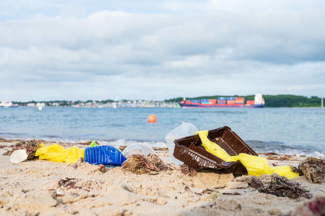 Kiel, Plastikmüll am Strand. Ab dem 3. Juli 2021 tritt die europaweite Verordnung zum Verbot von Einwegkunststoffprodukten in Kraft. Durch die neue Verordnung soll der Gebrauch von Wegwerfprodukten und die Vermüllung der Weltmeere gestoppt werden.