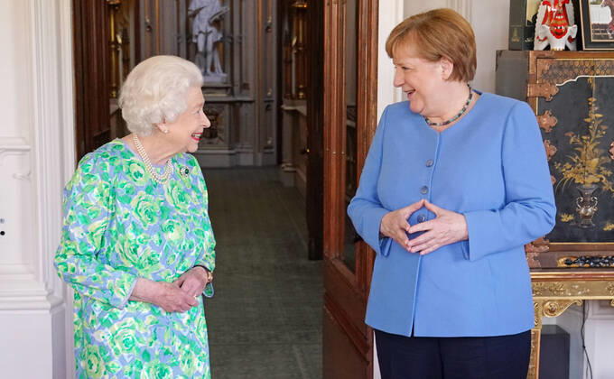 Bilder des Jahres 2021, Entertainment 07 Juli News Themen der Woche KW26 Entertainment Bilder des Tages . 02 07 2021. Windsor, United Kingdom. Queen Elizabeth II receives the Chancellor of Germany, Angela Merkel, during an audience at Windsor Castle, United Kingdom.  xPoolx xi-Imagesx IIM-22346-0006