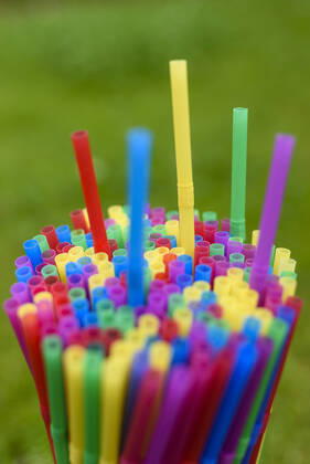 Strohhalme, Wattestäbchen, Gabeln und Teller aus Plastik - solche und andere Wegwerfprodukte dürfen ab sofort nicht mehr in der EU verkauft werden. Es herrscht ein Verbot für Einwegplastik, wodurch man die Menge an Müll reduzieren und die Weltmeere schützen will. (Themenbild, Symbolbild)