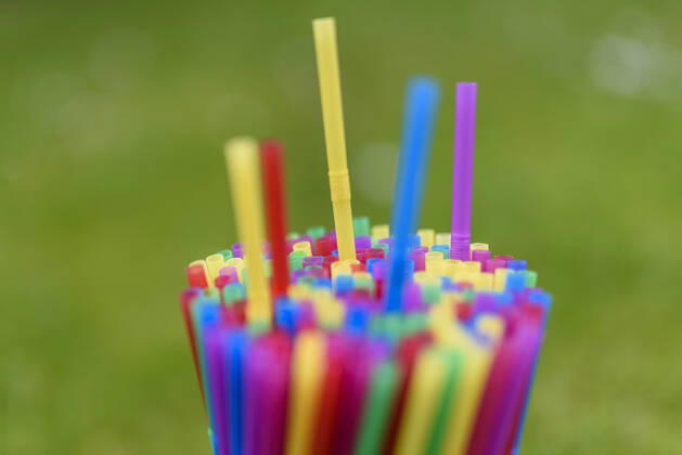 Strohhalme, Wattestäbchen, Gabeln und Teller aus Plastik - solche und andere Wegwerfprodukte dürfen ab sofort nicht mehr in der EU verkauft werden. Es herrscht ein Verbot für Einwegplastik, wodurch man die Menge an Müll reduzieren und die Weltmeere schützen will. (Themenbild, Symbolbild)