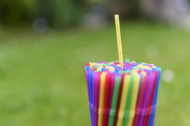 Strohhalme, Wattestäbchen, Gabeln und Teller aus Plastik - solche und andere Wegwerfprodukte dürfen ab sofort nicht mehr in der EU verkauft werden. Es herrscht ein Verbot für Einwegplastik, wodurch man die Menge an Müll reduzieren und die Weltmeere schützen will. (Themenbild, Symbolbild)