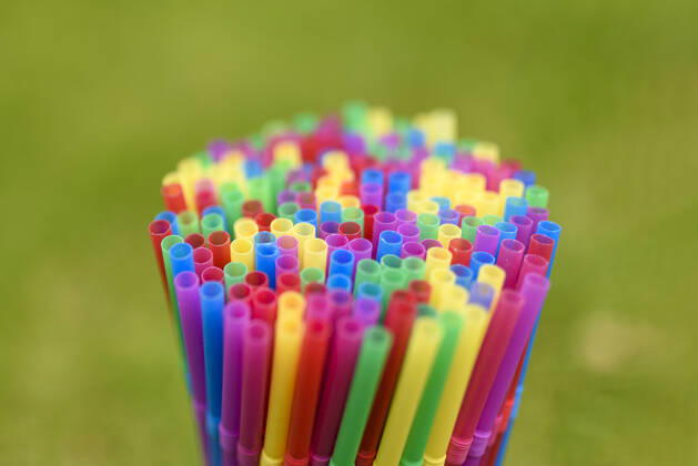 Strohhalme, Wattestäbchen, Gabeln und Teller aus Plastik - solche und andere Wegwerfprodukte dürfen ab sofort nicht mehr in der EU verkauft werden. Es herrscht ein Verbot für Einwegplastik, wodurch man die Menge an Müll reduzieren und die Weltmeere schützen will. (Themenbild, Symbolbild)
