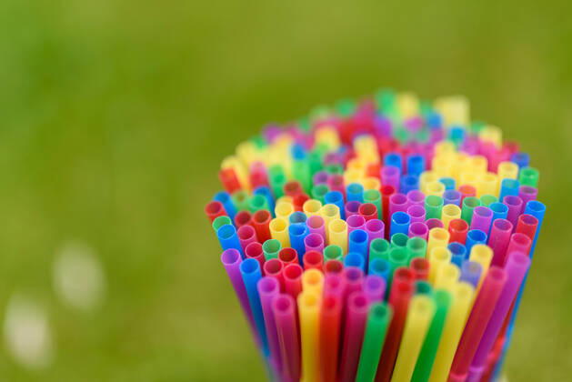 Strohhalme, Wattestäbchen, Gabeln und Teller aus Plastik - solche und andere Wegwerfprodukte dürfen ab sofort nicht mehr in der EU verkauft werden. Es herrscht ein Verbot für Einwegplastik, wodurch man die Menge an Müll reduzieren und die Weltmeere schützen will. (Themenbild, Symbolbild)