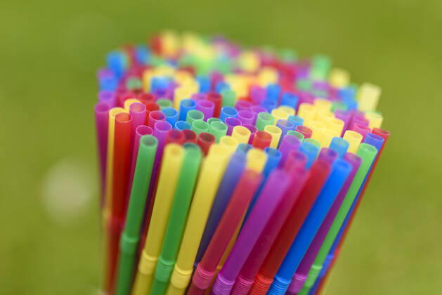 Strohhalme, Wattestäbchen, Gabeln und Teller aus Plastik - solche und andere Wegwerfprodukte dürfen ab sofort nicht mehr in der EU verkauft werden. Es herrscht ein Verbot für Einwegplastik, wodurch man die Menge an Müll reduzieren und die Weltmeere schützen will. (Themenbild, Symbolbild)