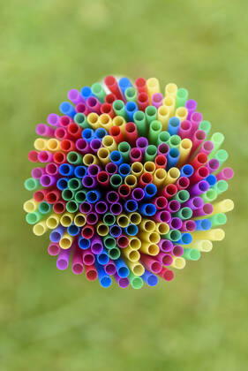 Strohhalme, Wattestäbchen, Gabeln und Teller aus Plastik - solche und andere Wegwerfprodukte dürfen ab sofort nicht mehr in der EU verkauft werden. Es herrscht ein Verbot für Einwegplastik, wodurch man die Menge an Müll reduzieren und die Weltmeere schützen will. (Themenbild, Symbolbild)