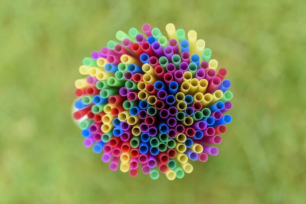 Strohhalme, Wattestäbchen, Gabeln und Teller aus Plastik - solche und andere Wegwerfprodukte dürfen ab sofort nicht mehr in der EU verkauft werden. Es herrscht ein Verbot für Einwegplastik, wodurch man die Menge an Müll reduzieren und die Weltmeere schützen will. (Themenbild, Symbolbild)