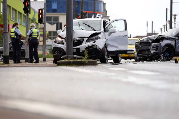 Zwei SUV sind nach einem Unfall auf der Aachener Straße schwer beschädigt. Die Polizei sperrt die Fahrbahn und sichert die Unfallstelle. Nach Zahlen des Statistischen Bundesamtes Wiesbaden (Destatis) sind in Deutschland im April 2021 184 Menschen bei Straßenverkehrsunfällen ums Leben gekommen - so wenige wie noch nie in einem April seit der deutschen Vereinigung. (Themenbild, Symbolbild) Köln, 04.07.2021