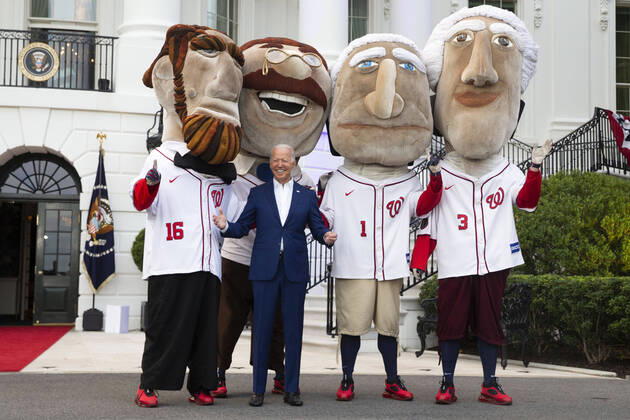 Bilder des Jahres 2021, News 07 Juli News Themen der Woche KW26 News Bilder des Tages July 4, 2021, Washington, District of Columbia, USA: United States President Joe Biden poses with The Racing Presidents, representing, from left to right, Abraham Lincoln (16), Theodore Roosevelt (26), George Washington (1), and Thomas Jefferson (3), who perform in between innings at Washington Nationals home baseball games, on the South Lawn of the White House during a celebration of Independence Day in Washington, DC, USA, 04 July 2021 Washington USA - ZUMAs152 20210704_zaa_s152_024 Copyright: xMichaelxReynoldsx-xPoolxViaxCnpx