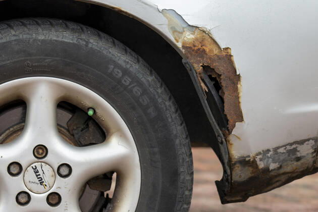 Rostloch im Radkasten Auf dem Marktplatz im Sächsischen Großenhain steht ein älteres Fahrzeug des Hersteller Toyota. Dieses hat ein Rostloch im Radkasten und ob dieser in diesem auffälligen Zustand durch die nächste Hauptuntersuchung kommt, kann bezweifelt werden. Großenhain Sachsen Deutschland