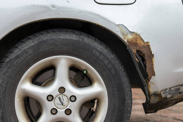 Rostloch im Radkasten Auf dem Marktplatz im Sächsischen Großenhain steht ein älteres Fahrzeug des Hersteller Toyota. Dieses hat ein Rostloch im Radkasten und ob dieser in diesem auffälligen Zustand durch die nächste Hauptuntersuchung kommt, kann bezweifelt werden. Großenhain Sachsen Deutschland