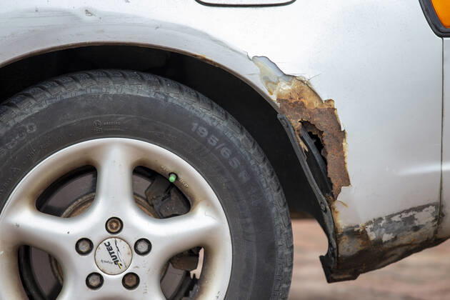 Rostloch im Radkasten Auf dem Marktplatz im Sächsischen Großenhain steht ein älteres Fahrzeug des Hersteller Toyota. Dieses hat ein Rostloch im Radkasten und ob dieser in diesem auffälligen Zustand durch die nächste Hauptuntersuchung kommt, kann bezweifelt werden. Großenhain Sachsen Deutschland