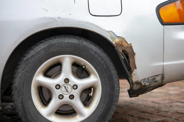 Rostloch im Radkasten Auf dem Marktplatz im Sächsischen Großenhain steht ein älteres Fahrzeug des Hersteller Toyota. Dieses hat ein Rostloch im Radkasten und ob dieser in diesem auffälligen Zustand durch die nächste Hauptuntersuchung kommt, kann bezweifelt werden. Großenhain Sachsen Deutschland