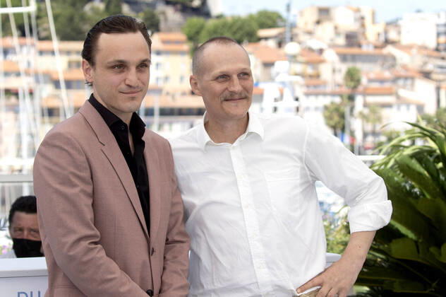 Franz Rogowski und Georg Friedrich beim Photocall zum Kinofilm Große Freiheit Great Freedom auf dem Festival de Cannes 2021 74. Internationale Filmfestspiele von Cannes am Palais des Festivals. Cannes, 09.07.2021
