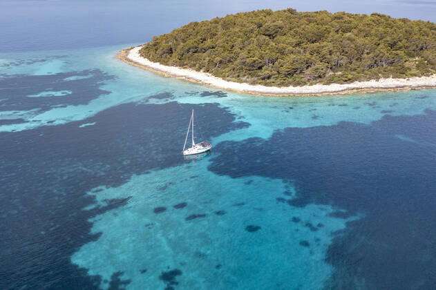 04.07.2021 , Kroatien , Adria , Insel Korcula ist eine kroatische Insel in der Adria vor der Küste Süddalmatiens. Sie liegt in der südlicheren Region Dalmatien in Kroatien und ist ungefähr 48 km lang und etwa 8 km breit. Zwei Kilometer vor der Ortschaft Potirna liegt im Meer die Inselgruppe Otok Veli Pržnjak mit kristallklarem und türkisblauem Wasser. Hier gibt einige Häuser zum Mieten , die nur per Boot zu erreichen sind.