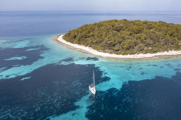 04.07.2021 , Kroatien , Adria , Insel Korcula ist eine kroatische Insel in der Adria vor der Küste Süddalmatiens. Sie liegt in der südlicheren Region Dalmatien in Kroatien und ist ungefähr 48 km lang und etwa 8 km breit. Zwei Kilometer vor der Ortschaft Potirna liegt im Meer die Inselgruppe Otok Veli Pržnjak mit kristallklarem und türkisblauem Wasser. Hier gibt einige Häuser zum Mieten , die nur per Boot zu erreichen sind.