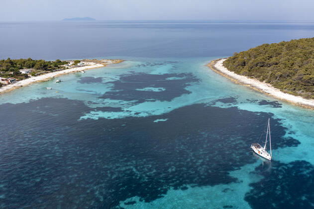 04.07.2021 , Kroatien , Adria , Insel Korcula ist eine kroatische Insel in der Adria vor der Küste Süddalmatiens. Sie liegt in der südlicheren Region Dalmatien in Kroatien und ist ungefähr 48 km lang und etwa 8 km breit. Zwei Kilometer vor der Ortschaft Potirna liegt im Meer die Inselgruppe Otok Veli Pržnjak mit kristallklarem und türkisblauem Wasser. Hier gibt einige Häuser zum Mieten , die nur per Boot zu erreichen sind.