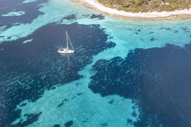 04.07.2021 , Kroatien , Adria , Insel Korcula ist eine kroatische Insel in der Adria vor der Küste Süddalmatiens. Sie liegt in der südlicheren Region Dalmatien in Kroatien und ist ungefähr 48 km lang und etwa 8 km breit. Zwei Kilometer vor der Ortschaft Potirna liegt im Meer die Inselgruppe Otok Veli Pržnjak mit kristallklarem und türkisblauem Wasser. Hier gibt einige Häuser zum Mieten , die nur per Boot zu erreichen sind.
